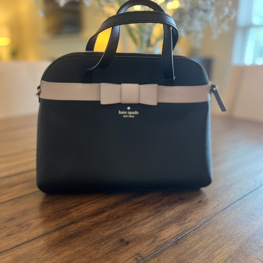 EUC. Kate Spade New York Kirk Black and Tan Bow Handbag
